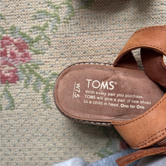 Toms Tan Sandals with Ankle Strap - Picture 6 of 7